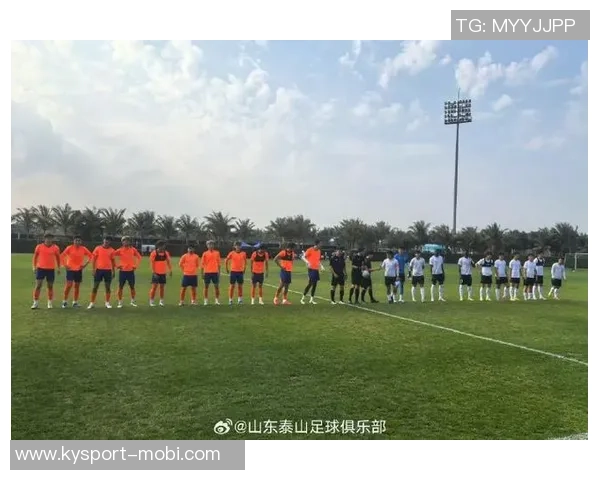 山东泰山队备战上海海港队赛前训练全景展现团队士气与战术准备 山东泰山队备战上海海港队赛前训练全景展现团队士气与战术准备