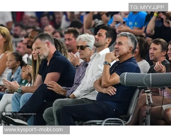 东契奇与德约科维奇同框合影引发热议两位巨星的跨界友谊展现无限魅力